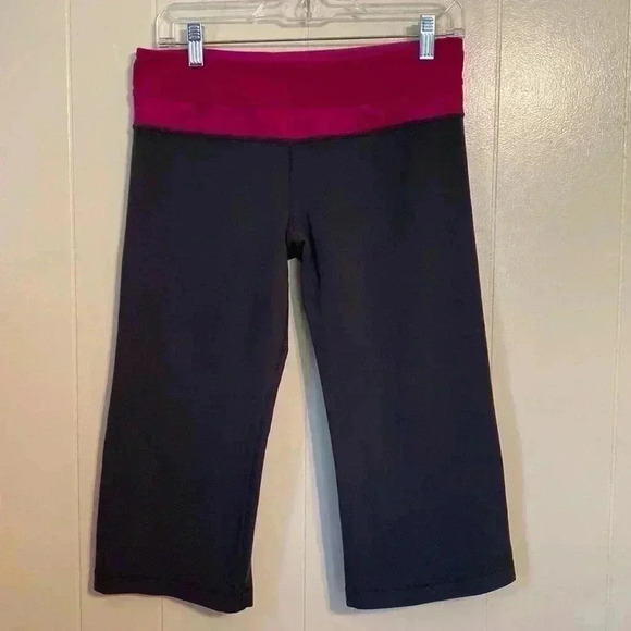 Lululemon Black & Pink Capri Leggings in Size 8. - Picture 1 of 9